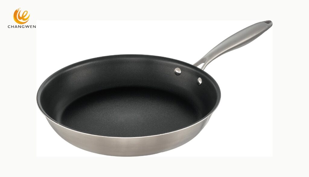 Frigideira com exterior de aço inoxidável, superfície interna escura e cabo metálico