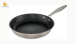 Frigideira com exterior de aço inoxidável, superfície interna escura e cabo metálico