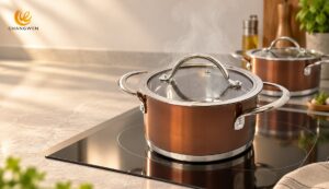 Panela de aço inoxidável marrom sobre cooktop de indução