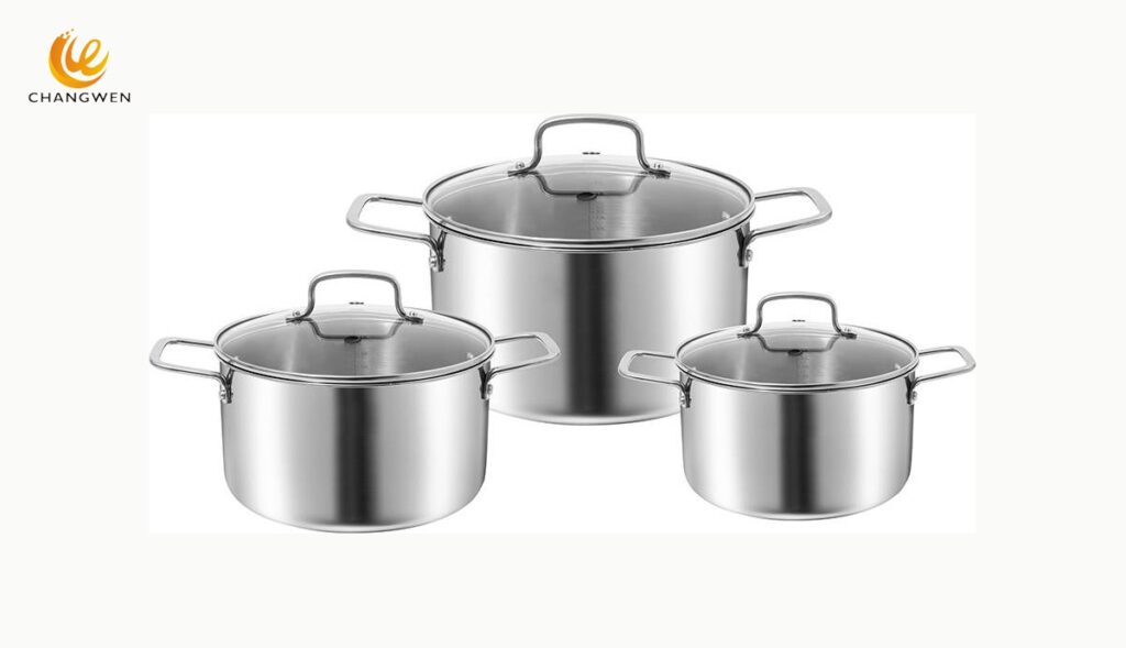 Conjunto de três panelas de aço inoxidável com tampas de vidro em fundo neutro