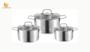 Conjunto de três panelas de aço inoxidável com tampas de vidro em fundo neutro