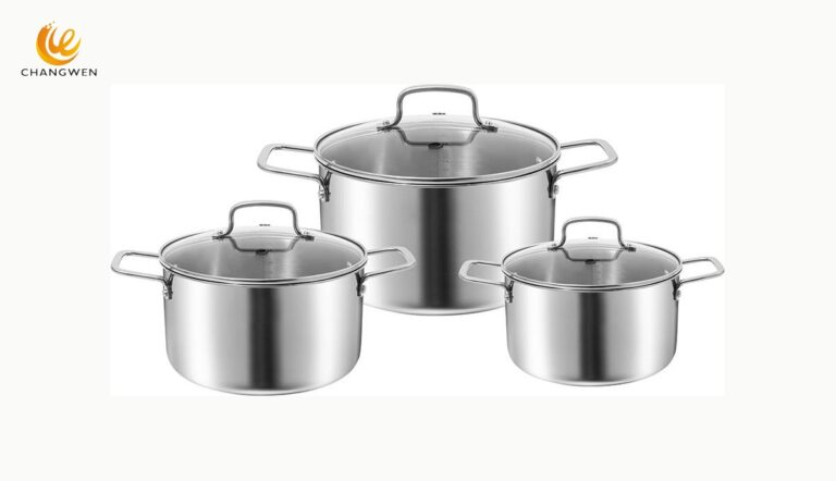 Conjunto de três panelas de aço inoxidável com tampas de vidro em fundo neutro
